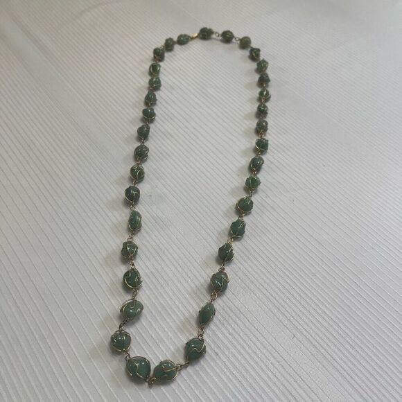 VINTAGE GOLDTONE CAGED WRAPPED WIRE POLISHED GREEN STONE NECKLACE - Picture 3 of 5